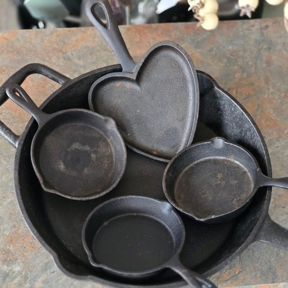 Cast Iron Skillet Set with Heart Shape - Picture 6 of 6